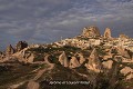 Le village d'Üçhisar construit au pied du  "Kalé" (Cappadoce, Turquie). Cappadoce 
 Turquie 
 forteresse 
 troglodyte 
 troglodytique 