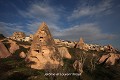 Cheminée de fée abritant des pigeonniers à Üçhisar (Cappadoce, Turquie). Cappadoce 
 Turquie 
 cheminée de fée 
 pigeonnier 
 troglodyte 
 troglodytique 