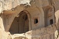 Karanlik Kilise (l'église sombre) à Göreme ,  le vestibule doté d'un décor de style iconoclaste a été en partie emporté par un effondrement, 11ème-12ème siècles (Cappadoce, Turquie). Cappadoce 
 Göreme 
 Turquie 
 iconoclaste 
 narthex 
 rupestre 
 troglodyte 
 église souterraine 