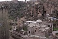 L'église Saint-Grégoire de Naziance à  Güzelyurt a été convertie en mosquée, les cavités au pied de la falaise sont encore habitées aujourd'hui  (Cappadoce, Turquie). Cappadoce 
 Mosquée 
 Turquie 
 habitat 
 troglodyte 
 troglodytique 
 tuf 
 église 