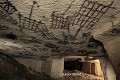 D'énigmatiques grilles dessinées au toit des galeries se rencontrent dans de nombreuses carrières souterraines du Val de Loire  (vallée du Cher, France). Art 
 Art des carrières 
 Val de Loire 
 carrière souterraine 
 graffiti 
 vallée du Cher 