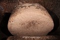 Cette imposante meule de près de 2 tonnes roule dans une tranchée creusée dans le sol de la salle  qu’elle protège ; ville souterraine de Özkonak (Cappadoce, Turquie). Cappadoce 
 Turquie 
 meule 
 porte de pierre 
 souterrain 
 ville souterraine 
 Özkonak 