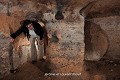 Meule de fermeture destinée à obturer l’ouverture du couloir d’accès à une salle-refuge ; ville souterraine de Göstesin (Cappadoce, Turquie). Cappadoce 
 Göstesin 
 Turquie 
 meule 
 ville souterraine 