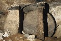 Porte de pierre maintenue par deux piliers construits et percée d’un judas central ; ville souterraine de Sivasa (Cappadoce, Turquie). Cappadoce 
 Sivasa 
 Turquie 
 meule 
 ville souterraine 