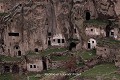 C’est au pied de la falaise, parmi les habitats abandonnés, que s’ouvre l’un des deux réseaux composant la ville souterraine de Güzelyurt (Cappadoce, Turquie). Cappadoce 
 Güzelyurt 
 Turquie 
 habitat 
 troglodyte 
 ville souterraine 