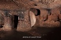 Cette meule de fermeture particulièrement imposante atteint une masse de 3,5 tonnes. Elle protège une des deux salles-refuges constituant le cœur de la partie accessible de la ville souterraine de Özkonak (Cappadoce, Turquie). Cappadoce 
 Turquie 
 ville souterraine 
 Özkonak 