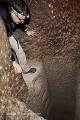 Puits-piège interrompant un couloir ; ville souterraine de Tatlarin (Cappadoce, Turquie). Cappadoce 
 Tatlarin 
 Turquie 
 puits-piège 
 ville souterraine 