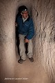 Trou de visée débouchant en hauteur dans la paroi d’un couloir de communication ; ville souterraine de Saratli (Cappadoce, Turquie). Cappadoce 
 Saratli 
 Turquie 
 meurtrière 
 trou de visée 
 ville souterraine 