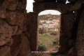 Vue sur le village de Mazi depuis l’un des accès à la ville souterraine (Cappadoce, Turquie). Cappadoce 
 Mazi 
 Turquie 
 ville souterraine 