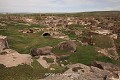 Une ville souterraine occupe la butte qui domine le village de Göstesin (Ovaören, Cappadoce, Turquie). Cappadoce 
 Göstesin 
 Turquie 
 ville souterraine 