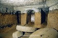 Cette salle isolante dotée de 2 meules de fermeture permettait de se protéger de deux directions d'attaque opposées ; ville souterraine de Sivasa (Gökçetoprak, Cappadoce, Turquie). Cappadoce 
 Sivasa 
 Turquie 
 ville souterraine 
