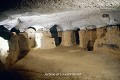 Vaste salle-refuge protégée par une meule encore en position fermée ; ville souterraine de Sivasa (Gökçetoprak, Cappadoce, Turquie). Cappadoce 
 Sivasa 
 Turquie 
 ville souterraine 