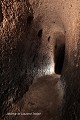 Couloir étroit avec des niches à lampes creusées à intervalles réguliers ; ville souterraine de Özlüce (Cappadoce, Turquie). Cappadoce 
 Turquie 
 ville souterraine 
 Özlüce 
