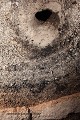 Trou d’aération foré dans la voûte d’une salle ; ville souterraine de Özlüce (Cappadoce, Turquie). Cappadoce 
 Turquie 
 ville souterraine 
 Özlüce 