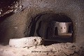 Rue souterraine avec une meule de fermeture sortie de son logement, ville souterraine de Karsi Kilise (Cappadoce, Turquie). Cappadoce 
 Karsi kilise 
 Turquie 
 ville souterraine 