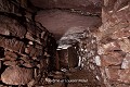 Le souterrain de Rath est un de ces ouvrages construits typiques de l’Irlande. Il s’agit ici d’une sorte de couloir composé de quatre tronçons à angle droit qui constituent autant de salles, et dont les parois de pierres sèches sont coiffées de larges dalles de couverture (comté de Cork, Irlande). Irlande 
 Rath 
 Vieux grès rouges 
 enceinte circulaire 
 fortification 
 ringfort 
 souterrain 
 souterrain aménagé 
 souterrain-refuge 
