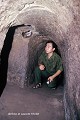 Tuyau d'aération fait d'éléments de céramique et assurant la ventilation des tunnels de communication (Tunnels de Cu-Chi, au nord de Saigon). Cu-Chi 
 Vietnam 
 souterrain 
 tunnel de guerre 
 tuyau d'aération 
 ventilation 