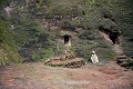 Des religieux occupent de minuscules chambres creusées dans la paroi rocheuse entourant la cour de Bete Medhane Alem (l’église du Sauveur du monde), la plus grande des églises monolithes de Lalibela (Lalibela, Ethiopie). Abyssinie 
 Bete Medhane Alem 
 Ethiopie 
 Lalibela 
 UNESCO 
 christianisme 
 chrétiens 
 grotte 
 sanctuaire 
 troglodyte 
 tuf volcanique 
 église monolithe 
 église souterraine 
