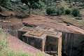 Au tout début du XIIIe siècle, l’église de monolithe Bete Giorghis (l’église de saint Georges) a été taillée comme à l’emporte pièce en forme de croix grecque dans le plateau à l’ouest du site de Lalibela (Lalibela, Ethiopie). Abyssinie 
 Bete Giorghis 
 Ethiopie 
 Lalibela 
 UNESCO 
 christianisme 
 chrétiens 
 grotte 
 sanctuaire 
 troglodyte 
 tuf volcanique 
 église monolithe 
 église souterraine 
