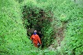 Durant l’année 1985, nous avons parcouru la Touraine pour finalement visiter ou explorer une dizaine de cavités différentes. Dans la campagne du Chinonais, juste à côté d’un carrefour, cette descente au milieu de la végétation nous a conduit dans un vaste souterrain-refuge ; Touraine  (France), mai 1985. Chinon 
 Touraine 
 cavité 
 exploration 
 souterrain 
 souterrain-refuge 