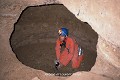 La ville souterraine de Sivasa  comporte une salle-grenier destinée à accueillir une partie des réserves du village. Laurent installe un flash dans l’un des énormes silos de cette salle ; Cappadoce (Turquie), août 1988. Cappadoce 
 Sivasa 
 Turquie 
 coulisses 
 exploration 
 meule 
 souterrain 
 souterrain-refuge 
 ville souterraine 