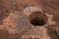 Ouverture d’un puits d’accès desservant une ou plusieurs chambres souterraines (Bohicon, environs d’Abomey, Bénin). Abomey 
 Afrique de l'Ouest 
 Bénin 
 Dahomey 
 Danhomé 
 esclavagisme 
 grotte 
 guerre 
 puits 
 souterrain 
 souterrain-refuge 