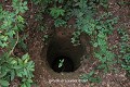 A Agongointo comme ailleurs, les cheminées d’accès traversent la partie la plus dure de la cuirasse latéritique et conduisent aux salles creusées plus bas ; musée d’Agongointo (Bohicon, environs d’Abomey, Bénin). Abomey 
 Afrique de l'Ouest 
 Agongointo 
 Bénin 
 Dahomey 
 Danhomé 
 cache 
 esclavage 
 guerre 
 souterrain 
 souterrain-refuge 