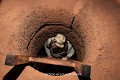 Ce puits d’accès descend dans une salle centrale circulaire sur le pourtour de laquelle s’ouvrent 3 orifices donnant sur 3 salles creusées en contrebas ; musée d’Agongointo (Bohicon, environs d’Abomey, Bénin). Abomey 
 Afrique de l'Ouest 
 Agongointo 
 Bénin 
 Dahomey 
 Danhomé 
 esclavage 
 guerre 
 souterrain 
 souterrain-refuge 