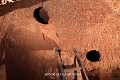 Des niches creusées dans la paroi puis une plateforme permettent de prendre appui pour descendre dans la salle inférieure ; musée d’Agongointo (Bohicon, environs d’Abomey, Bénin). Abomey 
 Afrique de l'Ouest 
 Agongointo 
 Bénin 
 Dahomey 
 Danhomé 
 esclaves 
 guerre 
 souterrain 
 souterrain-refuge 