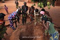 Le puits d’accès s’ouvre sous un manguier, au milieu d’une petite place ceinturée de cases (Za-Kpota, environs d’Abomey, Bénin). Abomey 
 Afrique de l'Ouest 
 Bénin 
 Dahomey 
 Danhomé 
 guerre 
 puits 
 souterrain 
 souterrain-refuge 