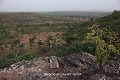 Le sommet de cette barre rocheuse constitue un excellent poste d’observation sur la savane arborée et les villages environnants. Plus bas, plusieurs abris sous roches se nichent dans les parois de la falaise (Atakora, Bénin). Afrique de l'Ouest 
 Atacora 
 Bénin 
 Dahomey 
 savane 
