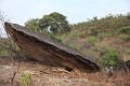Cet énorme bloc semble posé sur la terrasse occupant le sommet de la barre rocheuse. À sa base, une étroite ouverture présentant des traces d’aménagements donne sur une large cavité  (Atakora, Bénin). Afrique de l'Ouest 
 Bénin 
 Dahomey 
 abri sous roche 
 cache 
 grotte 
 guerre 