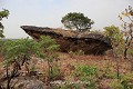 A la base de ce second boc posé au sommet de la barre rocheuse s’ouvrent également d’étroites cavités (Atakora, Bénin). Afrique de l'Ouest 
 Bénin 
 Dahomey 
 abri sous roche 
 cache 
 grotte 
 guerre 