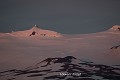 Le soleil de minuit illumine le sommet du Snæfellsjökull (Péninsule de Snæfellsnes, Islande). Islande 
 Jules Verne 
 Sneffels 
 Snæfellsnes 
 centre de la terre 
 glacier 
 souterrain 
 stratovolcan 
 volcan 