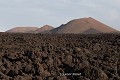 Les montagnes du feu (Montañas del Fuego) avec, de droite à gauche, la Montaña de Pedro Perico, la Montaña Encantrada et la Montaña Trenesana sont apparues lors de la gigantesque éruption de 1730-1736. La coulée au premier plan date de cette époque; Parc national de Timanfaya (Lanzarote, Canaries). Canaries 
 Lanzarote 
 Montaña Rajada 
 Montañas del Fuego 
 Timanfaya 
 basalte 
 coulée de lave 
 lave 
 montagnes du feu 
 vocanisme 
 volcan 
 volcanique 