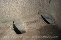 Silos à grain creusés dans le sol d’une salle ; Bancal Redo (Province d’Alicante, Espagne). Espagne 
 Vendée 
 cluzeau de falaise 
 cueva 
 grotte 
 refuge 
 silo 
 souterrain 
 souterrain-refuge 