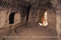 Salle avec mangeoires localisée au niveau inférieur; covarrón-refugio de la Tia Micaela, environs de Guadix (Province de Grenade, Espagne). Andalousie 
 Andalucia 
 Espagne 
 Grenade 
 Guadix 
 cluzeau de falaise 
 cueva 
 refuge 
 souterrain 