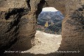 Depuis l’étage supérieur, rien dans le vallon d’accès ne peut échapper à l’observateur ; covarrón-refugio de la Tia Micaela, environs de Guadix (Province de Grenade, Espagne). Andalousie 
 Andalucia 
 Espagne 
 Grenade 
 Guadix 
 cluzeau de falaise 
 cueva 
 grotte 
 souterrain 