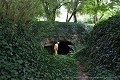 L’ouverture noire des souterrains marque la frontière entre deux mondes (Anjou, France). [1274N011 © Jérôme et Laurent Triolet/www.mondesouterrain.fr] Anjou 
 Moyen Age 
 cave 
 forteresse médiévale 
 fortification 
 patrimoine 
 souterrain 
 souterrain-refuge 
 troglodyte 