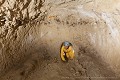 Protégée par un goulot, cette chambre comporte deux banquettes. Selon la tradition, la salle terminale de ce souterrain-refuge était aussi une chapelle (Anjou, France). [1274N048© Jérôme et Laurent Triolet/www.mondesouterrain.fr] Anjou 
 Moyen Age 
 cave 
 chapelle 
 fortification 
 monument 
 médiéval 
 patrimoine 
 souterrain 
 souterrain-refuge 