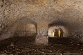 Au fond de cette grande chambre, une tranchée donne accès à un couloir inondé qui s’achève par un étroit goulot protégeant la salle terminale du souterrain (Touraine, France). [1382N043 © Jérôme et Laurent Triolet/www.mondesouterrain.fr] Touraine 
 cavité 
 creusé 
 forteresse médiévale 
 fortification 
 souterrain 
 souterrain-refuge 
 troglodytique 