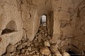 Une fosse (au premier plan à droite) s’ouvre dans cette petite salle dont le couloir d’accès était clos à l’aide d’une épaisse porte (Touraine, France).  [1355N080 © Jérôme et Laurent Triolet/www.mondesouterrain.fr] Moyen Age 
 Touraine 
 cavité 
 creusé 
 forteresse médiévale 
 fortification 
 souterrain 
 souterrain-refuge 
 troglodytique 