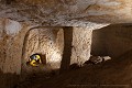 Comme souvent, un étroit goulot protège la salle terminale de ce souterrain-refuge de forteresse (Touraine, France). Moyen Age 
 Touraine 
 château 
 forteresse médiévale 
 souterrain 
 souterrain aménagé 
 souterrain-refuge 