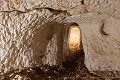 Salle desservie par un couloir étroit qui était barré par une épaisse porte (Berry, France). Berry 
 Moyen Age 
 fortification 
 souterrain aménagé 
 souterrain-refuge 