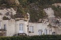 La façade construite de cet élégant château troglodytique se confond avec la roche et épouse parfaitement les contours du coteau ; La Grande Vignolle, Domaine Filliatreau à Turquant (Saumurois, France). [1186N065 © Laurent Triolet/www.mondesouterrain.fr] Loire 
 Roche 
 Saumur 
 Saumurois 
 Val de Loire 
 cave 
 château 
 maison creusée 
 troglodyte 
 troglodytique 
 tuffeau 