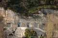 Fenêtres et portes-fenêtres percent la falaise de tuffeau ; hôtel troglodytique des Hautes Roches (Touraine, France). [1261N026 © Laurent Triolet/www.mondesouterrain.fr] Hôtel 
 Loire 
 Roche 
 Rochecorbon 
 Val de Loire 
 cave 
 maison creusée 
 troglodyte 
 troglodytique 
 tuffeau 