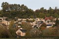 Les maisons sans toit se cachent au cœur du coteau, seules les fenêtres et les cheminées trahissent leur présence (Touraine, France). [1257N050 © Laurent Triolet/www.mondesouterrain.fr] Loire 
 Roche 
 Val de Loire 
 cave 
 coteau 
 maison creusée 
 troglodyte 
 troglodytique 
 tuffeau 