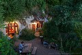 Soirée d’été dans la cour, devant une cave demeurante contemporaine creusée dans un coteau de la vallée du Loir (France). [1275N057 © Laurent Triolet/www.mondesouterrain.fr] Loire 
 Roche 
 Val de Loire 
 cave 
 coteaux du Loir 
 maison creusée 
 troglodyte 
 troglodytique 
 tuffeau 