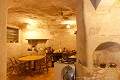 Dans cet habitat troglodytique de plaine, comme toutes les pièces, la cuisine est creusée dans le tuffeau. Cave restaurée dans les années 2000 (Saumurois, France). [1118N159 © Laurent Triolet/www.mondesouterrain.fr] Anjou 
 Loire 
 Roche 
 Saumur 
 Saumurois 
 Val de Loire 
 cave 
 maison creusée 
 troglodyte 
 troglodytique 
 tuffeau 