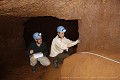 Lors de notre deuxième voyage au Bénin, nous avons étudié la mine de fer de Gounoudoudji en compagnie des archéologues danois Inga Merkyte et Søren Albek. L’occasion de faire parler les parois de cette gigantesque exploitation souterraine et de se pencher sur la curieuse légende qui l’associe à des hommes à queue ; Dogbo (Bénin), février 2018. Photographie : Inga Merkyte. Bénin 
 Dogbo 
 Jérôme et Laurent Triolet 
 mine 
 souterrain 